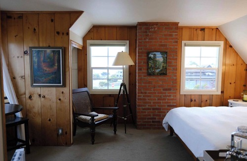Trinidad Bed & Breakfast | Redwoods Room - Spacious Elegance at The Lookout at Trinidad Bay
