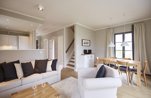 Kreptitz House | Reetland am Meer - Premium Reetdachvilla mit 3 Schlafzimmern, Sauna und Kamin E18