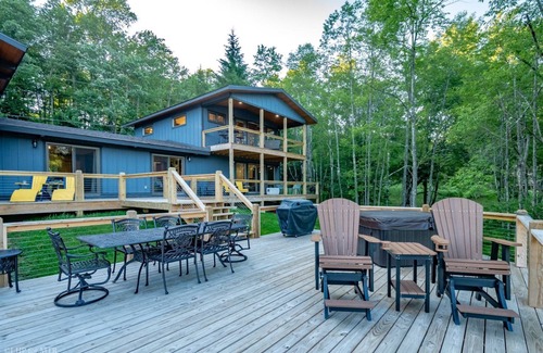 Timberline House | Reflections - 128 Lakeview Road