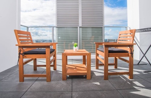 Liverpool Apartment | REFRESHING 2bed2bath APT in Up&Coming Liverpool