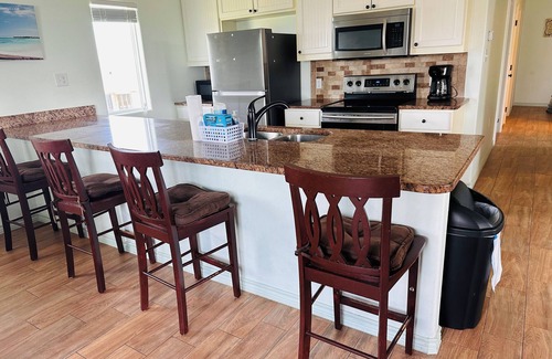 Port Aransas House | Refreshing 4 Bedroom Beach Apartment. 5 minute walk to Beach. STRP #2024-017250