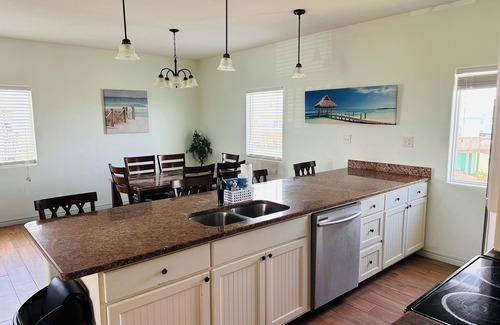 Port Aransas House | Refreshing 4 Bedroom Beach Apartment. 5 minute walk to Beach. STRP #2024-017250