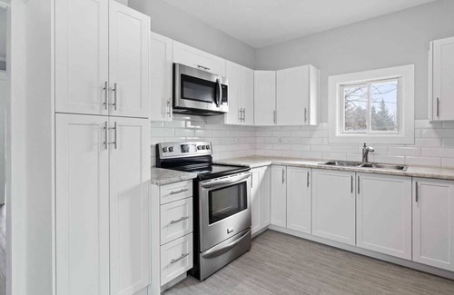 Niagara Falls House | Refreshing 4BD 2BA Home by Falls with a Hot Tub!