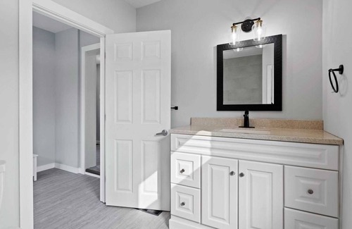 Niagara Falls House | Refreshing 4BD 2BA Home by Falls with a Hot Tub!