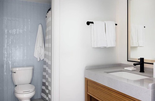 South Yarmouth Hotel | Refreshing Retreat: 2 Queens, Red Jacket, Pool Views, Close to Pier