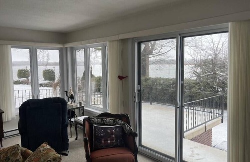 Outremont Cottage | Refuge en Bord de l'Eau : Évasion Naturelle au Charme Intemporel
