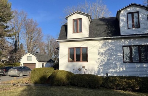 Outremont Cottage | Refuge en Bord de l'Eau : Évasion Naturelle au Charme Intemporel
