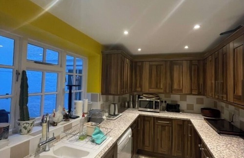 Knightsbridge House | Regal 4BD Haven Near Buckingham Palace