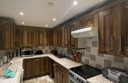 Knightsbridge House | Regal 4BD Haven Near Buckingham Palace