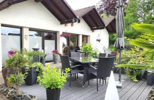 Pracht Apartment | Regal Apartment in Pracht with Garden and Grill, cleaning included