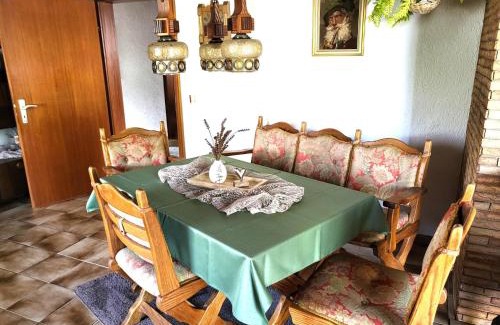 Pracht Apartment | Regal Apartment in Pracht with Garden and Grill, cleaning included