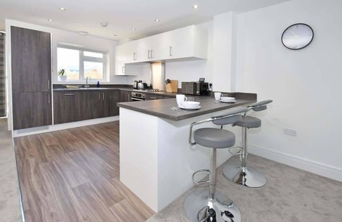 Hanley House | Regal House Summary: