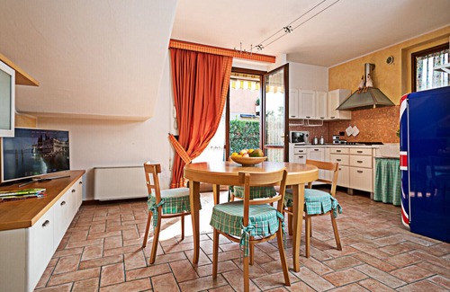 Montioni Apartment | Regarda - appartment "Iris" in complex with swimming pool very close to the Lazise city centre