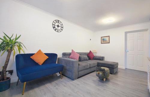 Manchester House | Regent House - Holiday Home With Free Parking - 5 Minutes Drive to Coop Live Arena, Etihad Stadium & Manchester City Centre