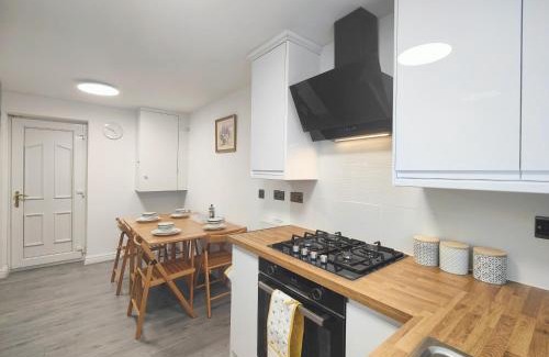 Manchester House | Regent House - Holiday Home With Free Parking - 5 Minutes Drive to Coop Live Arena, Etihad Stadium & Manchester City Centre