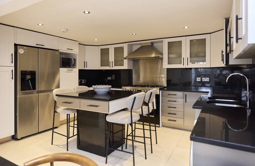 St. Johns Wood Apartment | Regent's Park Mews - 4-Bed with Patio