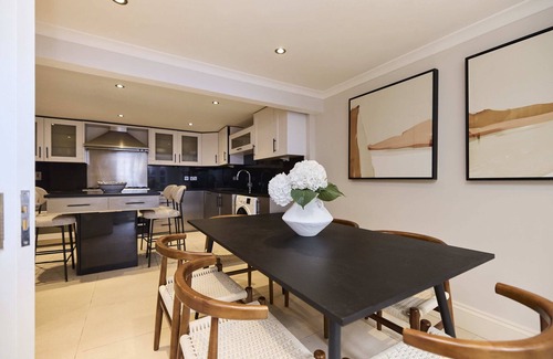 St. Johns Wood Apartment | Regent's Park Mews - 4-Bed with Patio