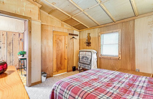 Reidsville Cabin | Reidsville Riverfront Cabin w/Deck & BBQ Grill!