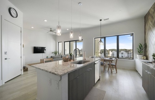 Montgomery Condo | Rejuvenate at Lake Conroe's #1 food spot! 60% Discount for Monthly Stays!