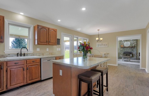 York House | Relax and enjoy the beautiful country sunrise! Spacious and Newly Remodeled!