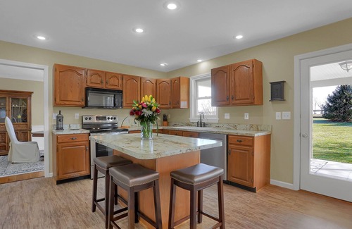 York House | Relax and enjoy the beautiful country sunrise! Spacious and Newly Remodeled!