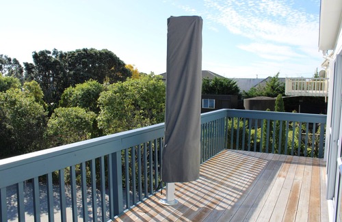 Maraetai House | Relax and enjoy your time with us at our modern Maraetai Beach house