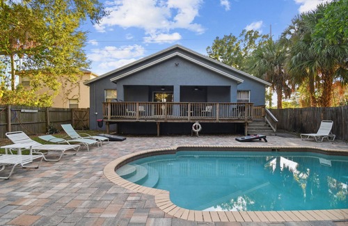 Town 'n' Country House | Relax and Enjoy your Visit to Tampa in the Tropical Pool House!