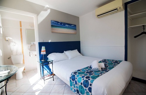 Six-Fours-les-Plages Hotel | Relax and Unwind in Six Fours Les Plages! Pets are Allowed Here!