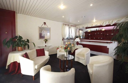 Six-Fours-les-Plages Hotel | Relax and Unwind in Six Fours Les Plages! Pets are Allowed Here!