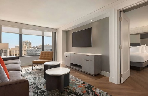 Streeterville Hotel | Relax and Recharge! 4 Comfortable Units, Parking, Onsite Swimming Pool
