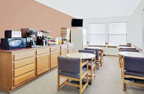 Muskogee Hotel | Relax and Recharge in Knights Inn Muskogee! 3 Convenient Units, Free Parking