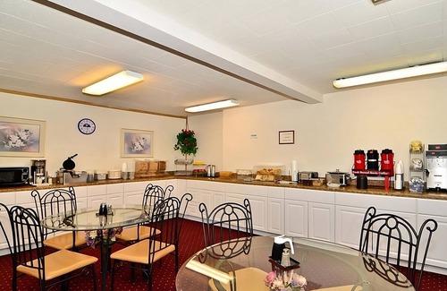 Ontario Hotel | Relax and Recharge! Pet-friendly Property, Pool, Free Parking, Free Breakfast