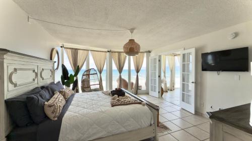 Daytona Beach Shores Apartment | Relax and Retreat at BellaView603 - Comfortable Oceanfront Condo