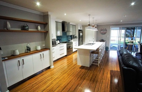 Vincentia House | Relax and Revive in Vincentia/Jervis Bay - Luxurious 4br home with Spa and BBQ