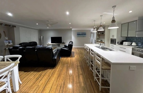 Vincentia House | Relax and Revive in Vincentia/Jervis Bay - Luxurious 4br home with Spa and BBQ