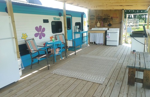 Scottsville House | Relax and unwind at The Happy Camper Scottsville!