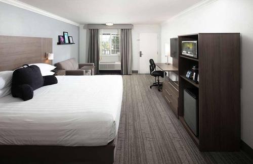 Temecula Hotel | Relax and Unwind in Signature Temecula! Free Parking, Pool, Near Garage Brewing