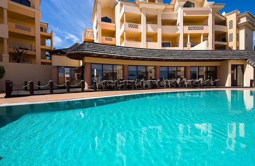 Praia da Luz Hotel | Relax and Unwind! Modern 1BR Unit with Kitchen, Free Parking, 3 Onsite Pool!