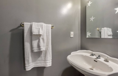 Algiers House | Relax at Behrman Place