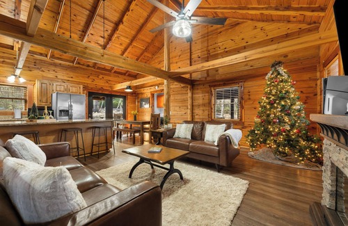 Branson Cabin | Relax at Hillside Haven:2BR Log Cabin with Hot Tub
