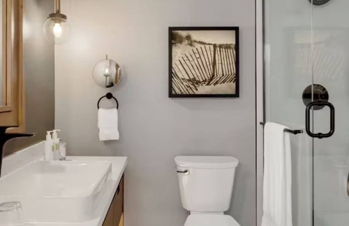 Goat Island Hotel | Relax & Explore! Pet-Friendly, Pool, Near Downtown Shops & Historical Museum!