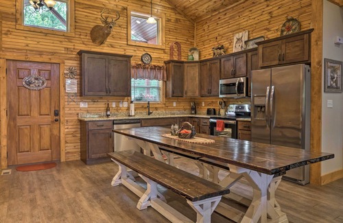 Reeds Spring Cabin | Relax Fireside: Family-Friendly Branson West Cabin