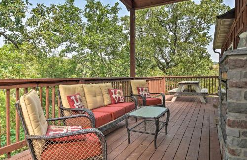 Reeds Spring House | Relax Fireside Family-Friendly Branson West Cabin