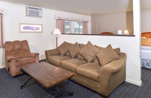 Solvang Hotel | Relax in 4 Comfortable Units, Continental Breakfast, FREE Parking, Outdoor Pool!