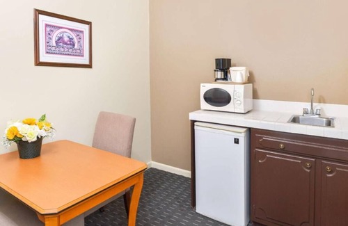 Solvang Hotel | Relax in 4 Comfortable Units, Continental Breakfast, FREE Parking, Outdoor Pool!