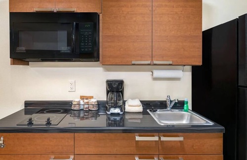 Southern Crossing House | Relax in a Family-Friendly Room with Kitchen, Walk to Bend's Restaurants.