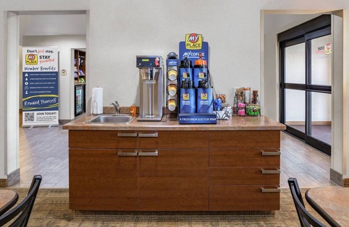 Southern Crossing House | Relax in a Family-Friendly Room with Kitchen, Walk to Bend's Restaurants.