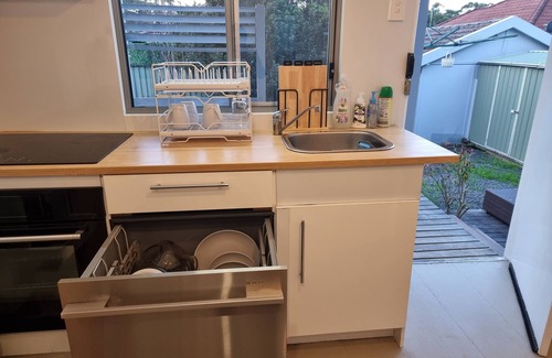 Miranda House | Relax in a Garden Retreat: Steps to Beaches,Shops,Stations and sdyney CBD.