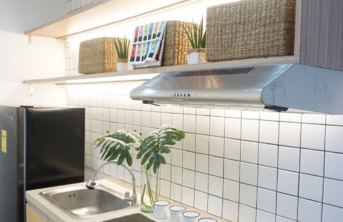 Kaunlaran Condo | Relax in a Tropical Themed Condo in QC (w/Netflix HD+Free Access to Pool & Gym)