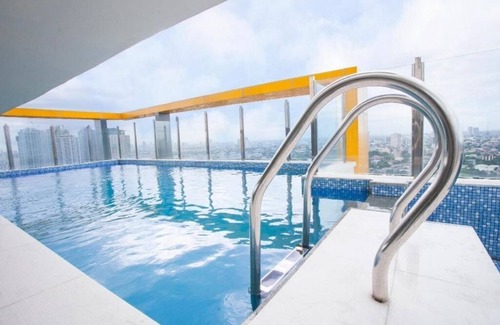 Kaunlaran Condo | Relax in a Tropical Themed Condo in QC (w/Netflix HD+Free Access to Pool & Gym)